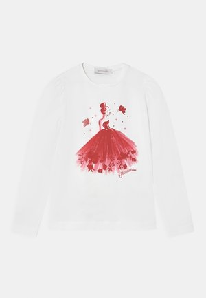 Weißes langärmeliges Hemd mit einer zentralen roten Illustration einer Figur in einem Kleid, akzentuiert mit Blumen und Schmetterlingen. "Monnalisa"-Logo nahe dem Saum gedruckt.