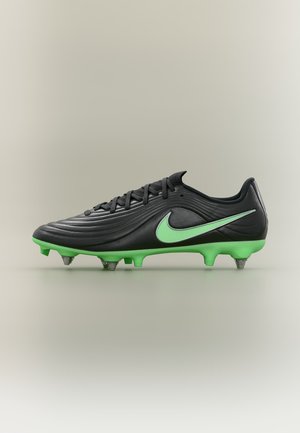 Schwarzer und grüner Nike Fußballschuh mit grünen Stollen und einem grünen Swoosh-Logo an der Seite, im Profil vor neutralem Hintergrund gezeigt.