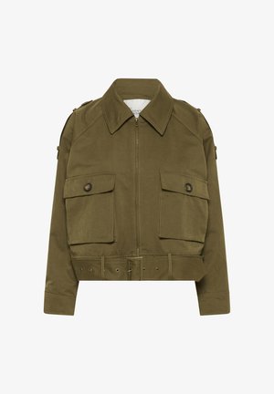 Jachetă scurtă verde măsliniu cu fermoar frontal, două buzunare cu clapetă și butoni, guler larg și talie cu curea asortată.