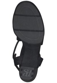 Svart sandal med texturerad gummisula, lätt klack, dekorativa remmar och präglat varumärkesnamn. Platt och kurvig med tydliga mönster på sulan.