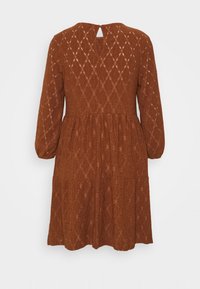 Hnědé pletené šaty s diamantovým vzorem, tříčtvrtečními rukávy, detailem ve tvaru klíčové díry na zadní straně a zúženým pasem se kapsami.