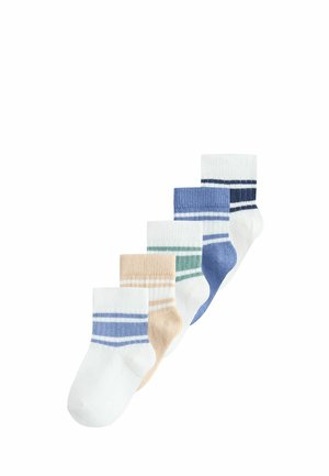 Five pairs of ankle socks in white, beige, blue, green, and navy with horizontal stripes, arranged in a descending diagonal line.