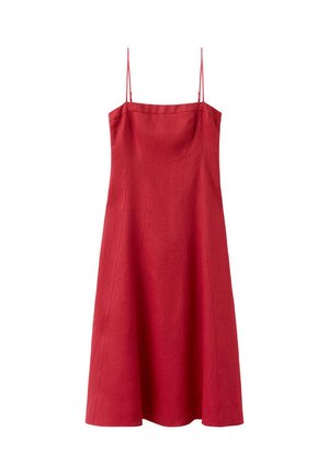 Robe midi rouge à fines bretelles spaghetti, corsage ajusté et jupe trapèze, en tissu texturé.