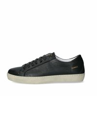 Sneaker in pelle nera con punta arrotondata, lacci piatti e suola in gomma di colore chiaro. Presenta un design minimalista e un logo in rilievo.