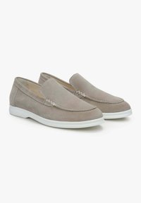 Jasnoszare zamszowe buty typu slip-on z białymi gumowymi podeszwami, posiadające detal stębnowania i zaokrąglony kształt noska. Gładka tekstura na całej powierzchni.