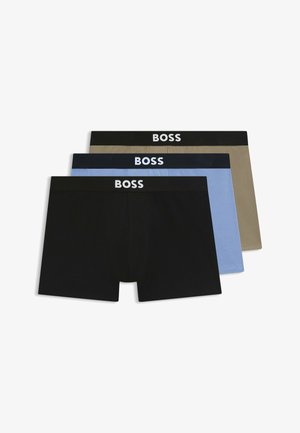 Tre paia di boxer in nero, azzurro chiaro e verde oliva. Caratterizzati da una fascia elastica con il logo "BOSS". Realizzati in cotone, con design aderente.