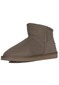 Stivale alla caviglia in suede marrone con punta tonda, cuciture a vista e suola in gomma per resistenza e aderenza. Presenta una finitura morbida e strutturata.