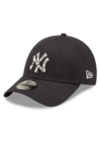 Gorra de béisbol azul marino oscuro con visera curva, que presenta un logo de diseño agrietado en blanco. Fabricada en tela, con parte trasera ajustable y detalle de hardware.