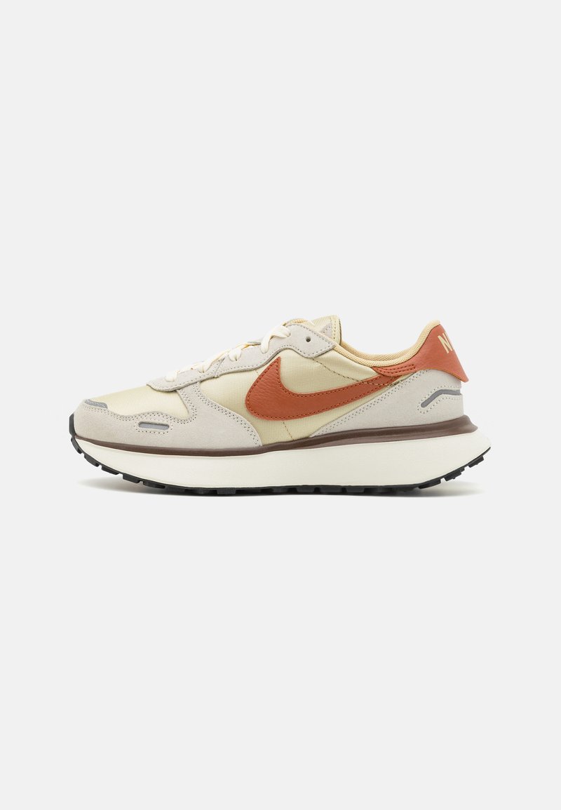 Nike Sportswear PHOENIX WAFFLE - Sapatilhas - team gold/dark russet/coconut milk/hemp/metallic silver