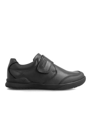 Zapatos de cuero negro con una textura suave, que cuentan con una correa de velcro para el cierre, puntera redondeada y una suela de goma de perfil bajo.