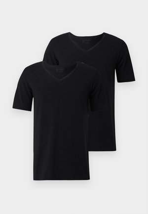 Dve jednoduché čierne tričká s krátkym rukávom a véčkovým výstrihom, jedno mierne za druhým, zobrazené na svetlosivom pozadí.