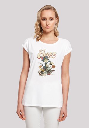 Weiße Kurzarm-T-Shirts mit einem cartoonhaften Grafikmotiv eines Charakters und eines Fahrzeugs, mit buntem Text "Die Verfolgung ist eröffnet!"