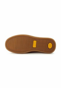 Suela de zapato de goma marrón, con surcos horizontales para tracción y un diseño redondeado. Acento de logotipo amarillo cerca del talón.