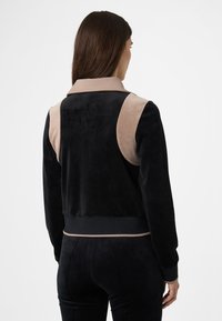 Fila APPAREL ADRIANO SLIM VELOUR TRACK - Kevyt takki - black-taupe gray