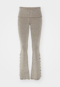 Pantalones de punto acampanados en beis claro con canalé vertical. Presenta una cinturilla ancha y botones a lo largo de los laterales inferiores. Textura suave.