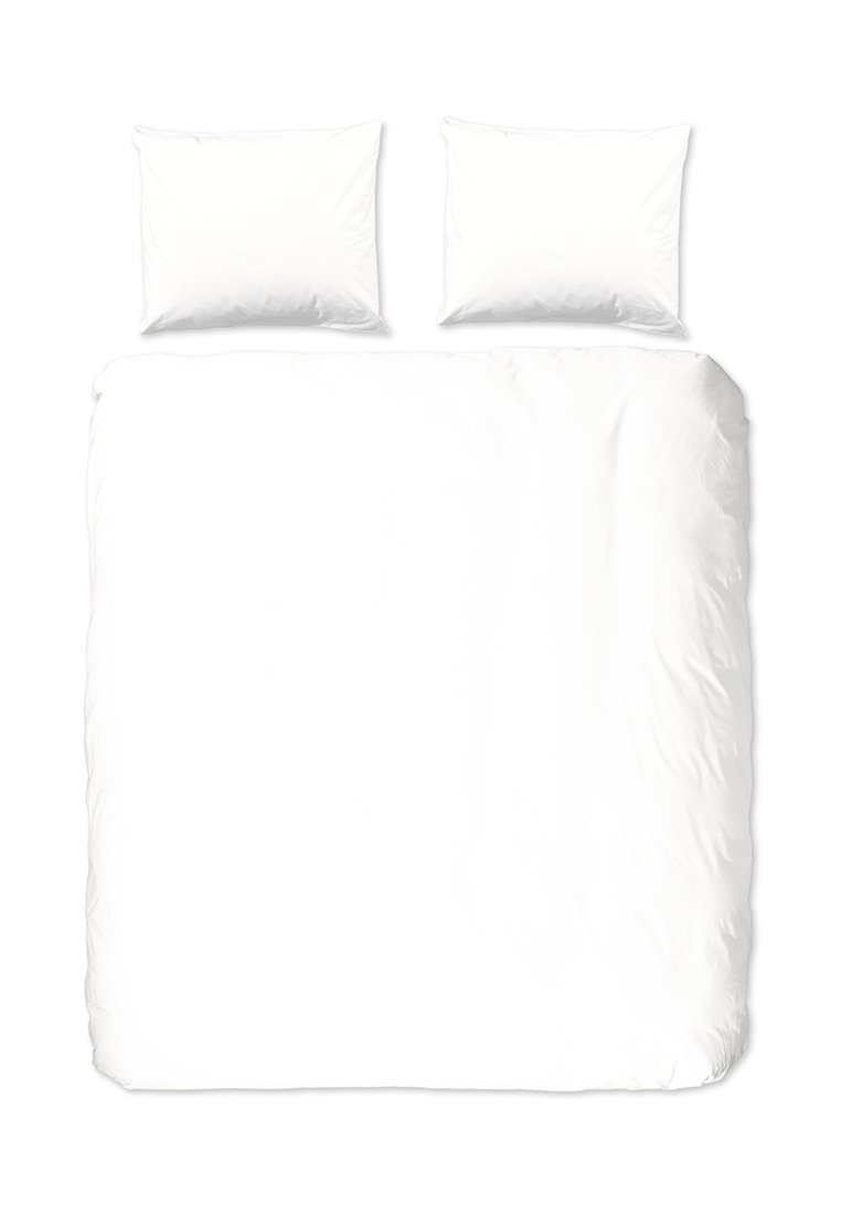 Weißes Doppelbett mit zwei Kissen und einer weißen Bettdecke, von oben auf einem schlichten weißen Hintergrund betrachtet.