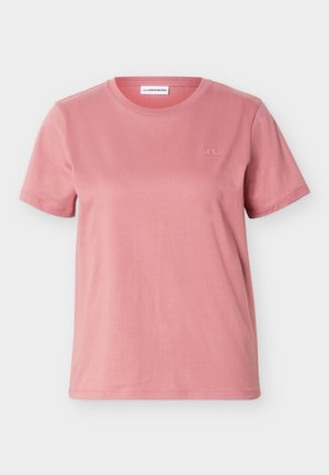 Tricou roz cu mâneci scurte și guler rotund, cu un mic logo J.Lindeberg pe pieptul stâng și etichetă de brand în interiorul gulerului.