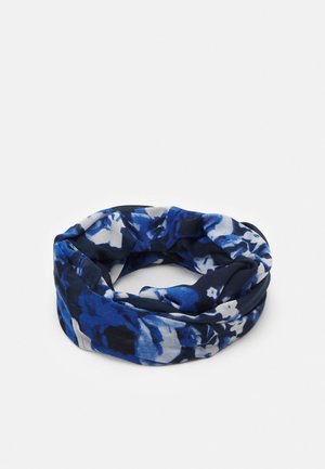 Blåt og hvidt stof med blomsterprint, halstørklæde eller tørklæde foldet i en cirkulær form på en hvid baggrund.