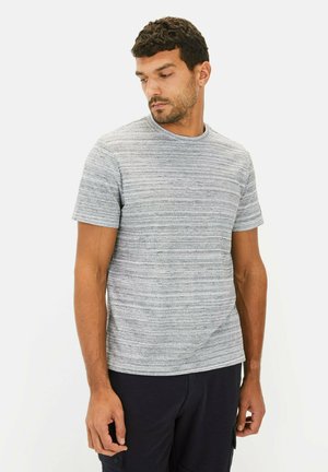Grau gestreiftes T-Shirt aus einem weichen Stoff, runder Ausschnitt, kurze Ärmel, schmale Passform, minimalistisches Design mit subtilen Texturvariationen.