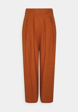 Pantalon taille haute à jambes larges de couleur rouille avec plis à l'avant et fermeture dissimulée, présenté sur un fond uni.