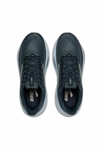 Tmavo zelené bežecké topánky s vrchnou časťou z jemnej sieťoviny, reflexnými striebornými akcentmi, šnúrkami a polstrovanou podrážkou s bielou strednou podrážkou.