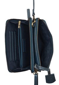 Navyblauwe leren portemonnee met meerdere compartimenten, waaronder een ritsvak, kaarthouders en een afneembare band. Gouden hardware accenten.