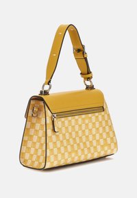 Borsa a mano gialla con un motivo strutturato e intrecciato. Presenta un design strutturato, chiusura superiore con zip, tracolla regolabile e dettagli neri.