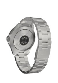 Silberner Edelstahl-Uhr mit einer glatten, polierten Oberfläche. Sie verfügt über ein rundes Gehäuse, ein digitales Display und ein massives Gliederarmband-Design.
