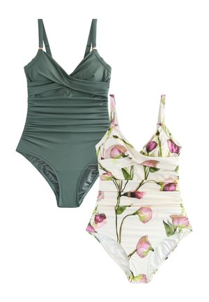 Deux maillots de bain une pièce côte à côte : vert foncé uni avec des détails froncés et blanc avec un imprimé floral rose et des détails froncés.