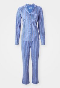 Blå pyjamasset med långa ärmar, knäppning framtill och matchande byxor. Har vertikala rosa ränder och en liten bröstficka.