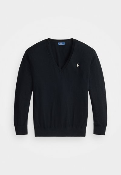 Suéter negro de cuello en v fabricado en suave algodón, con mangas largas y un dobladillo acanalado. Pequeño logo blanco en el lado izquierdo del pecho.
