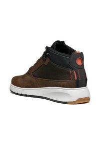 Zapatilla alta de cuero marrón y malla con acentos negros, detalle naranja, cuello acolchado y una entresuela blanca con suela de goma para tracción.