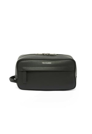 Schwarze, strukturierte, rechteckige Kulturtasche aus Leder mit doppelseitigem Reißverschluss, vordere Reißverschlusstasche, seitlichem Griff und weißem "Trussardi"-Logo.