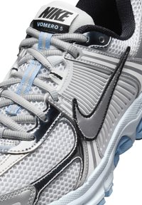 Nike Sportswear ZOOM VOMERO 5 NEWS - Tenisky - white/mtlc silver-pure platinum-blue tint-platinum tint-black