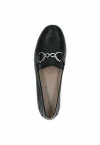 Fekete bőr slip-on cipő texturált felülettel, kerek orral és dekoratív ezüst színű díszítéssel az elülső részen. A belső tér világos béléssel rendelkezik.