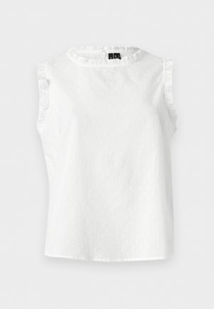 Blouse blanche sans manches avec des points texturés, bords volantés au col et aux emmanchures, et une fermeture par boutons au dos.