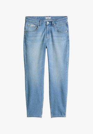 Jean en denim bleu clair à jambes droites avec poches avant et arrière, passants pour ceinture et une fermeture par bouton à la taille.