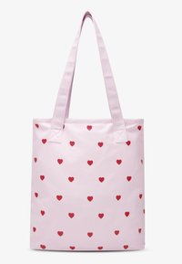 Ροζ υφασμάτινη τσάντα ώμου με σχέδιο από μικρές κόκκινες καρδιές. Δύο λουριά για τον ώμο, τετράγωνο σχήμα και απαλό υλικό.