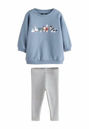 Blauer Pullover mit Traktor-, Kuh- und Gänsestickerei, kombiniert mit blau-weiß gestreiften Leggings für Kleinkinder.