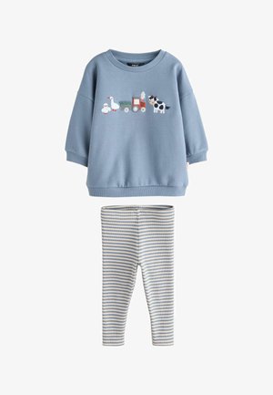 Blauer Pullover mit Traktor-, Kuh- und Gänsestickerei, kombiniert mit blau-weiß gestreiften Leggings für Kleinkinder.