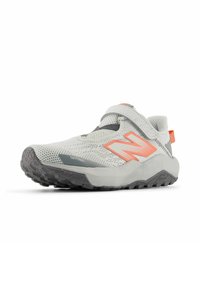 Polkujuoksukengät vaaleanharmaasta verkosta, joissa on oransseja ja harmaita yksityiskohtia. Ominaisuuksiin kuuluu pyöreä kärki, pehmustettu remmi ja teksturoitu kumipohja pitoon.