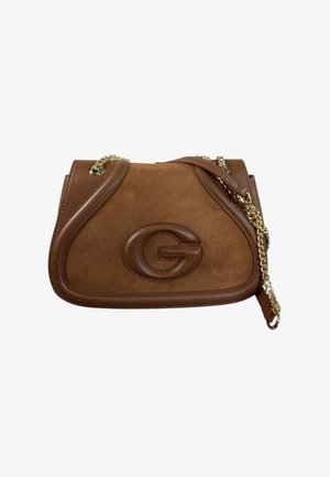 Borsa a tracolla in pelle e camoscio marrone con tracolla in catena dorata e logo "G" in rilievo sul pannello frontale.
