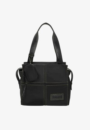 Bolsa tote negra con textura suave, que presenta costuras amarillas, un bolso extraíble y un logo impreso en la correa.