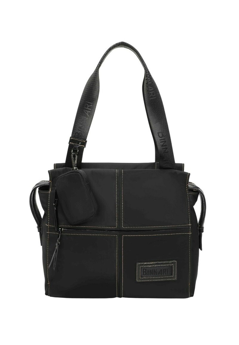 Bolsa tote negra con textura suave, que presenta costuras amarillas, un bolso extraíble y un logo impreso en la correa.