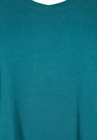 Teal bomulds t-shirt med V-hals, der har en glat overflade og ingen synlige mønstre. Uden ærmer og med en afslappet pasform.