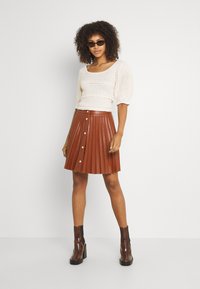 VILA VIAMINA SHORT BUTTON COATED SKIRT - Saia plissada - tortiose shell