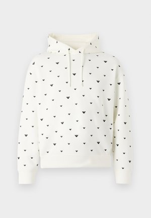 Sudadera blanca con un patrón de corazones negros, que presenta una capucha con cordón y puños acanalados. La tela parece suave con una textura lisa.