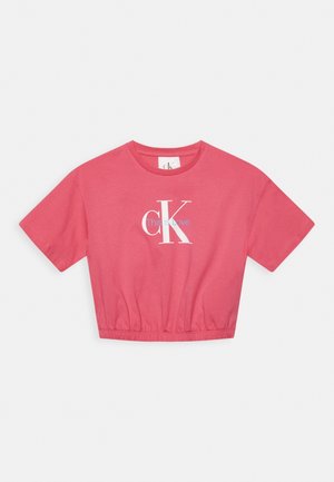Pinkes Cropped-T-Shirt mit kurzen Ärmeln und elastischem Saum, mit weißem und hellblauem "cK This is Love"-Logo auf der Vorderseite.
