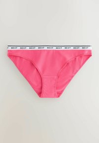 Lenjerie de corp roz pentru femei, de tip bikini, cu o bandă elastică albă pe talie, pe care este repetat textul "NEXT" în negru.