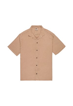 Beżowa koszula z krótkim rękawem na guziki, z kołnierzem typu camp, rozłożona na płasko na białym tle.